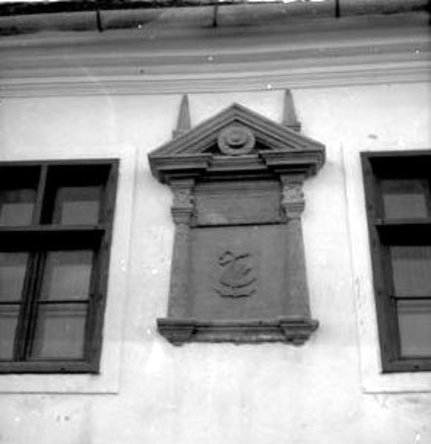 A Daniel csal&aacute;d c&iacute;mere az olaszteleki Daniel kast&eacute;ly homlokzat&aacute;n - a hi&aacute;nyz&oacute; kőfaragv&aacute;ny hely&eacute;n a cementből k&eacute;sz&uuml;lt p&oacute;tl&aacute;ssal, 1960 (V&aacute;mszer G&eacute;za felv&eacute;tele - http://kjntfotoarchivum.adatbank.transindex.ro)