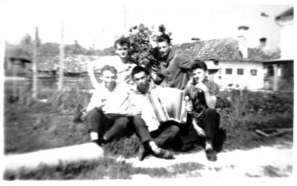 Fiatalok az olaszteleki Daniel kast&eacute;ly udvar&aacute;n, a kollektivizmus idej&eacute;n - m&ouml;g&ouml;tt&uuml;k a f&eacute;ltett r&oacute;zsabokrok (1964)