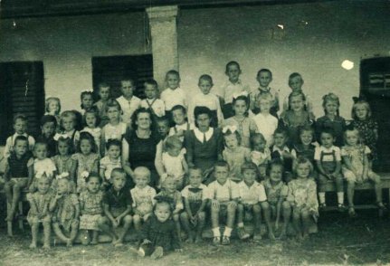 Óvodások a Daniel kastély udvarán, 1953 Óvodások a Daniel kastély udvarán, 1953