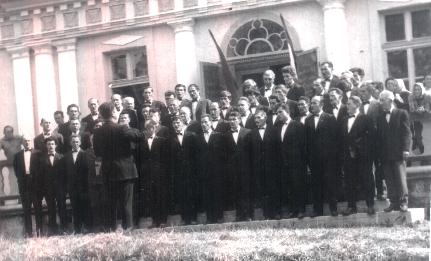 A kastély lépcsőjén álló